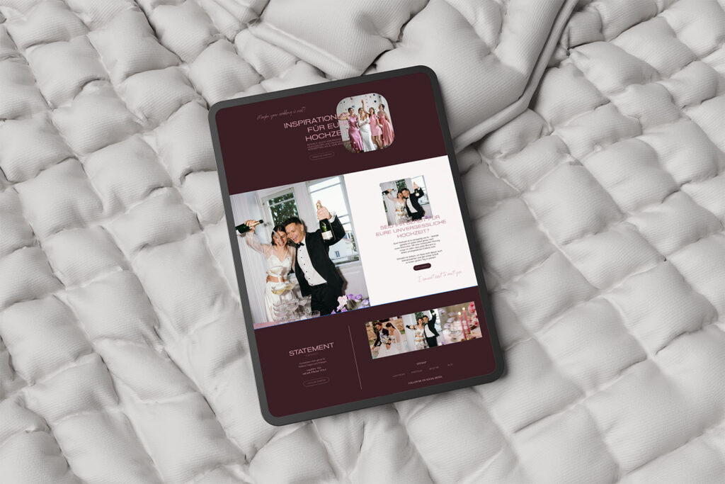 iPad zeigt mobile optimierte Startseite und Fußzeile der Startseite. Die Startseite ist klar strukturiert und wirkt kreativ und modern. Es sind Fotos von einem Hochzeitspaar zu sehen. Der Hintergrund ist weiß und Bordeaux.
