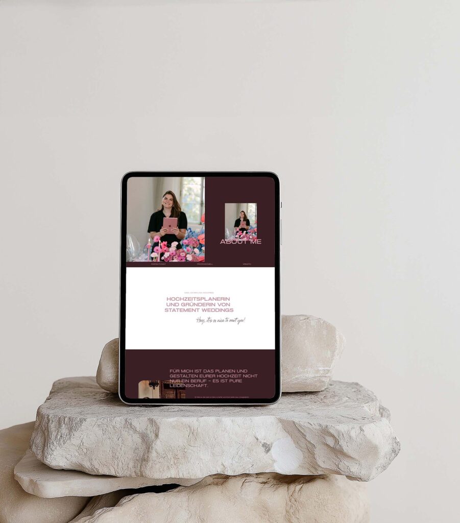 Das Bild zeigt ein iPad, welches die Über-Mich Seite einer Dienstleisterin zeigt. Die Seite zeigt eine Website mit viel Weißraum und Farbakzenten. Eine Frau hält ein iPad in der Hand und lächelt in die Kamera.