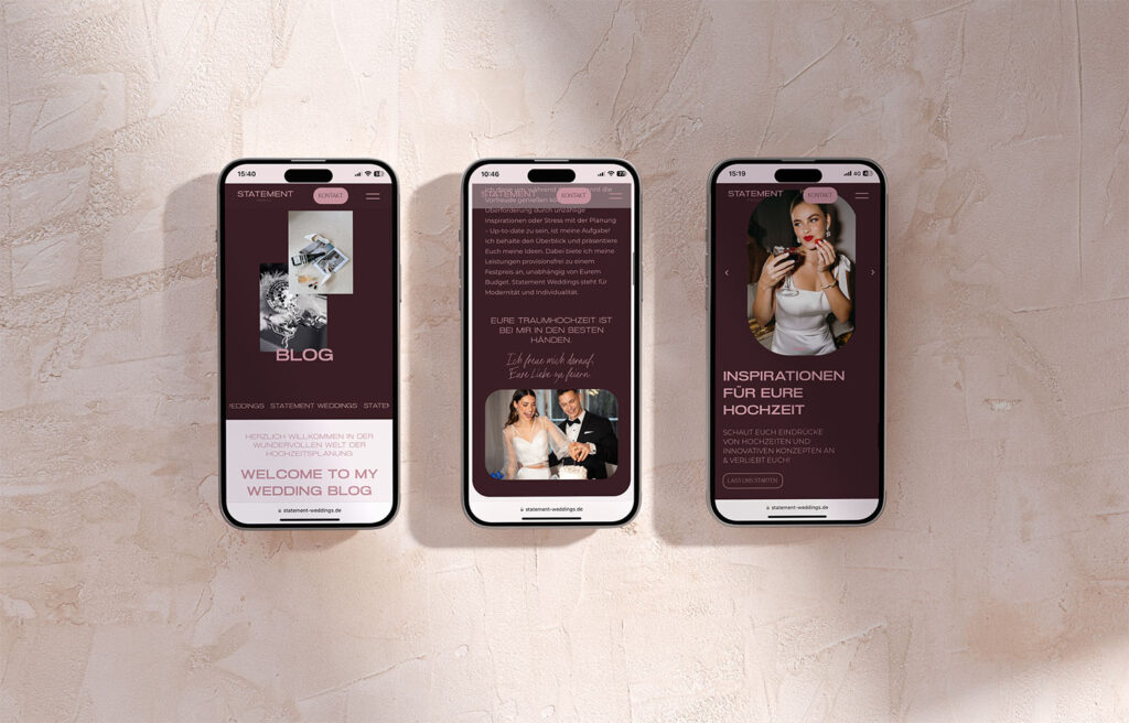 Drei Handys liegen nebeneinander auf einen rosa Steinhintergrund. Die Handys zeigen die mobile Version einer Website. Die Website ist modern und in Bordeaux und rosa gestaltet. Eine Braut ist zu sehen, wie sie ein Cocktailglas hält.